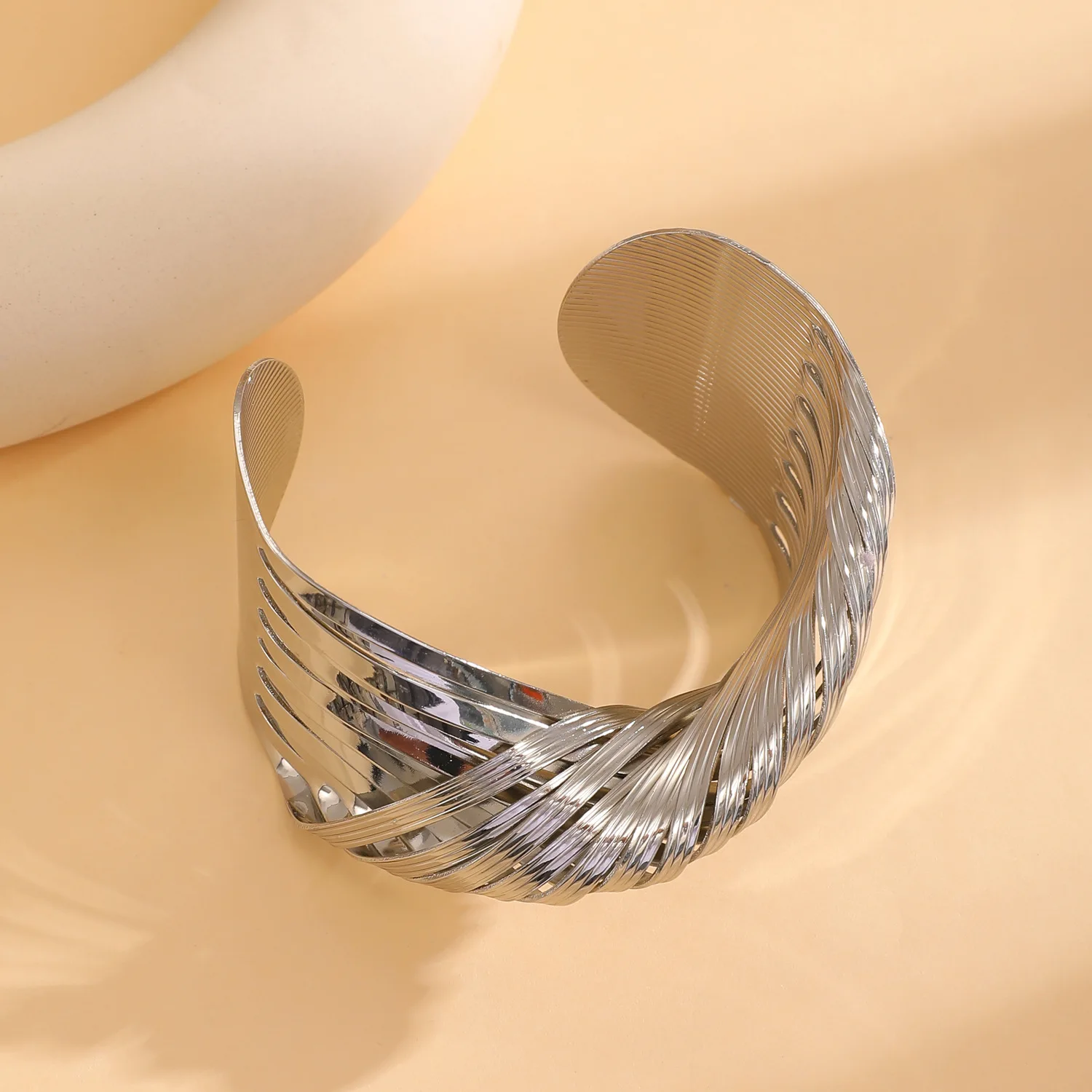 الملتوية كروس الكفة سوار للنساء الغربية غير النظامية المفتوحة قابل للتعديل سوار الأزياء والمجوهرات هدية سحر اليد التبعي