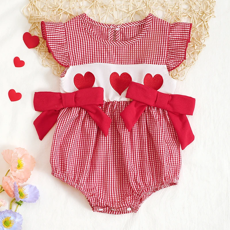 小さな女の子のためのハート柄のボディスーツ,チェック柄のボディスーツ,フライングスリーブロンパース,ラウンドネック,愛らしい服,バレンタインデー