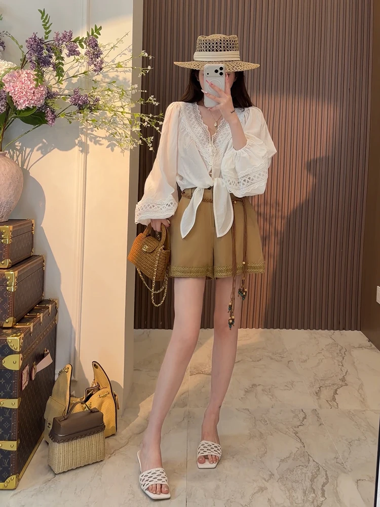 

Элегантная вышитая рубашка с V-образным вырезом и завязками, повседневный свободный крой, женский стиль для работы, лето 2026, дышащая комфортная ткань