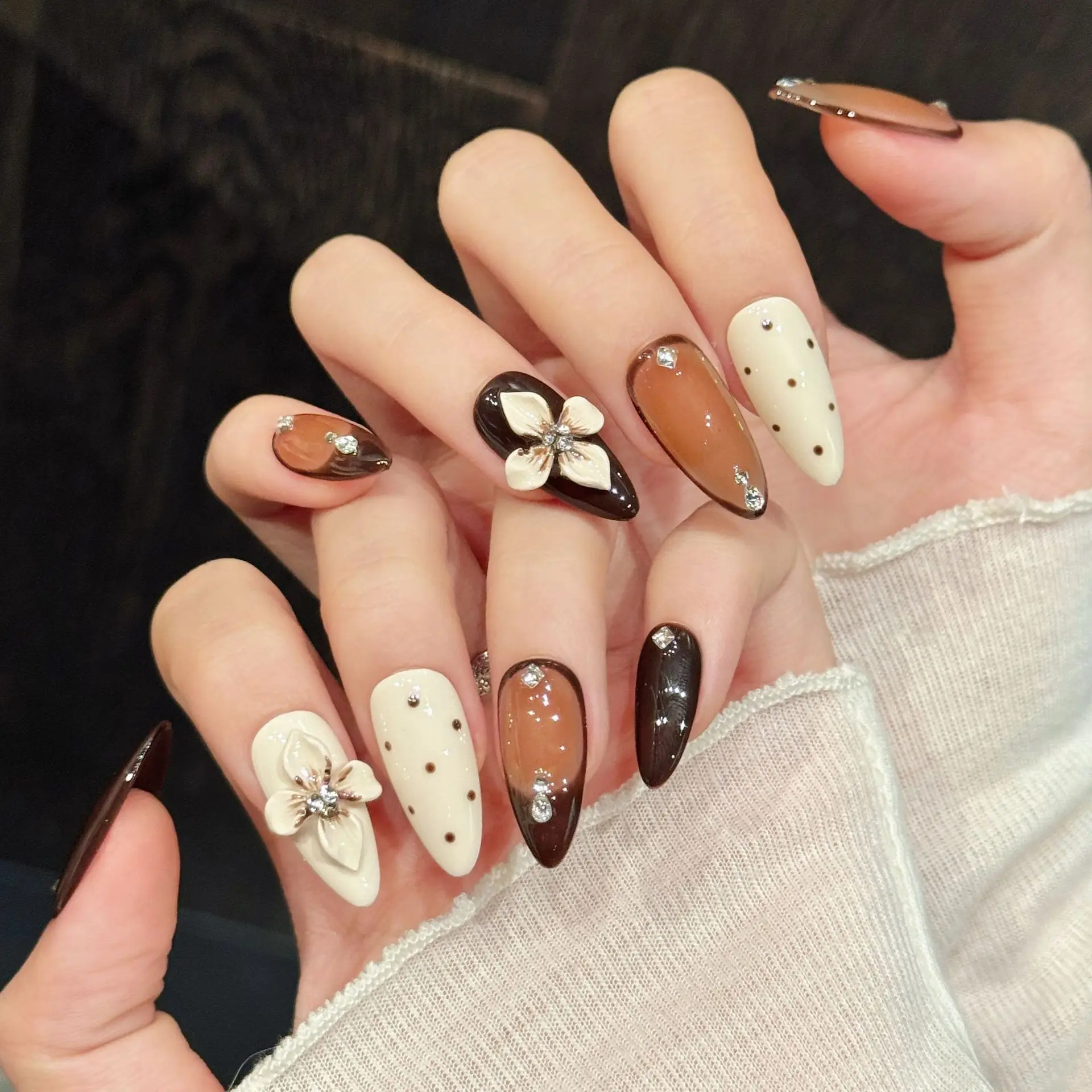 10 Stück lange handgemachte künstliche Nägel Karamell Leopard Glitzer Französische Spitze Press On Nails 3D Blumen Mandel Falsche Nägel Dekor tragbar