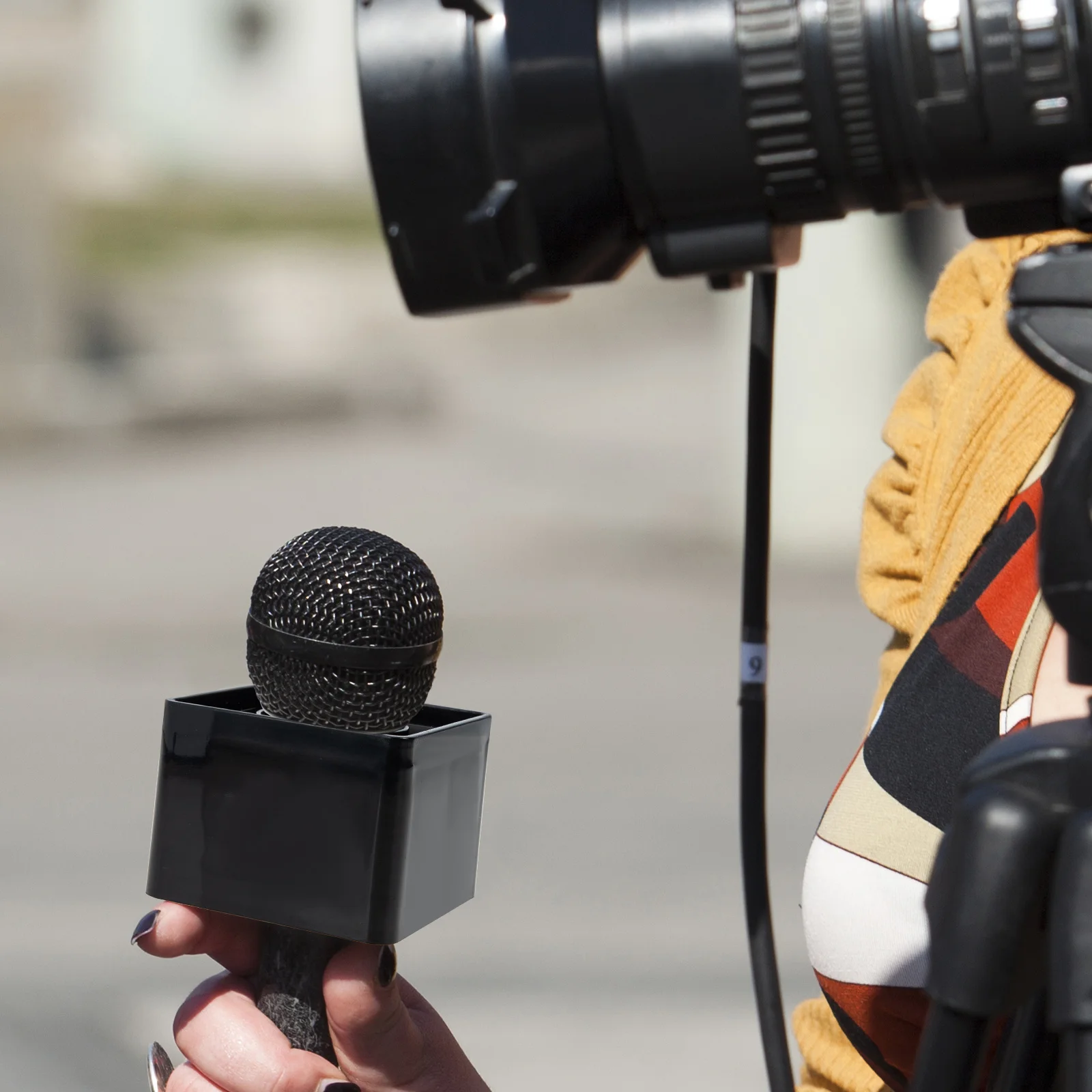 

2Pcs ABS Microphone Station Logo Compact Stickerable Mic Flag for Professional Interview Outdoor Reporting Black