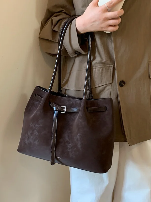 

Корейская большая сумка-тоут в стиле ретро, женская сумка-тоут, новинка 2025, осенне-зимняя сумка на одно плечо, коричневая сумка-ведре для путешествий под мышками
