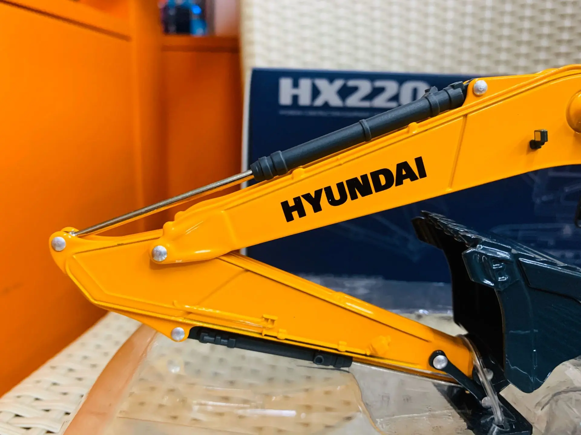 Hyundai Construction Equipment Crawler Excavator HX220 Yellow 1:35 Scale Die-Cast Model New in Box