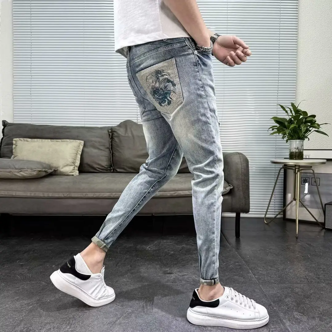 

Мужские модные джинсы с вышивкой, облегающие джинсы со средней талией, дизайн с дырками, весна-лето, Новое поступление, элитный европейский стиль