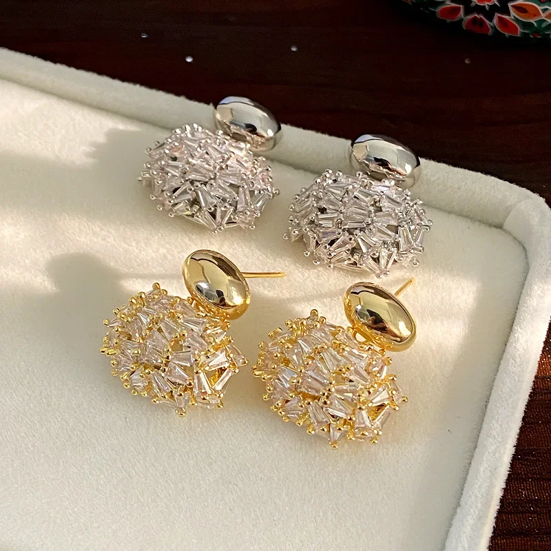 Exquisite Oval Hollowed Out Zircon Genuine Gold Electroplating Light Luxury High-end Temperament Geometric Earrings