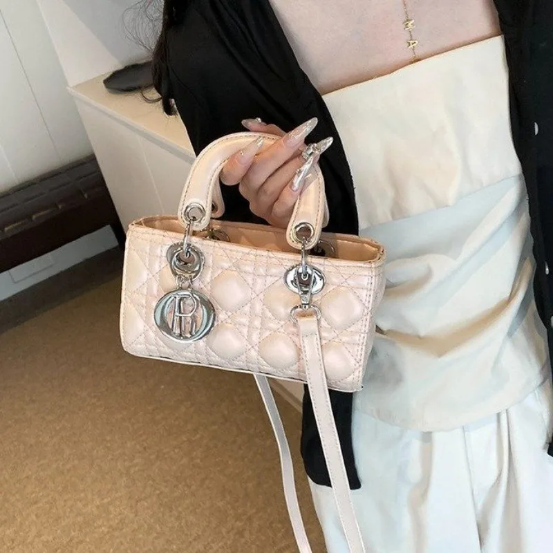 Una nuova borsa a tracolla monospalla da donna con un lusso leggero, di nicchia e di fascia alta da Europa e in America