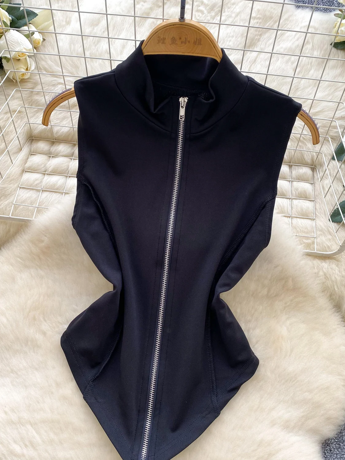 Conjunto F Sexy e Faionável com Cintura Baixa, Ajuste Slim, Sem Mangas, Gola Alta, Zíper, Calças Curtas e Top com De...