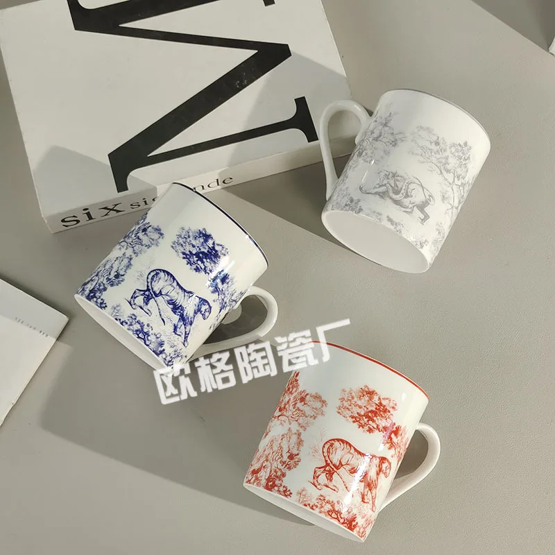 Porcelanowe filiżanki, spodki, miski, łyżki, talerze, zastawa stołowa, czajniki z porcelany kostnej, odpowiednie do domowego obiadu, porannej kawy, popołudniowej herbaty i...