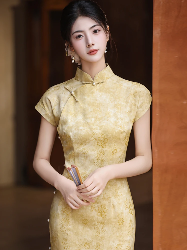 

Золотое китайское свадебное платье: традиционное длинное ципао с изысканным дизайном для помолвки