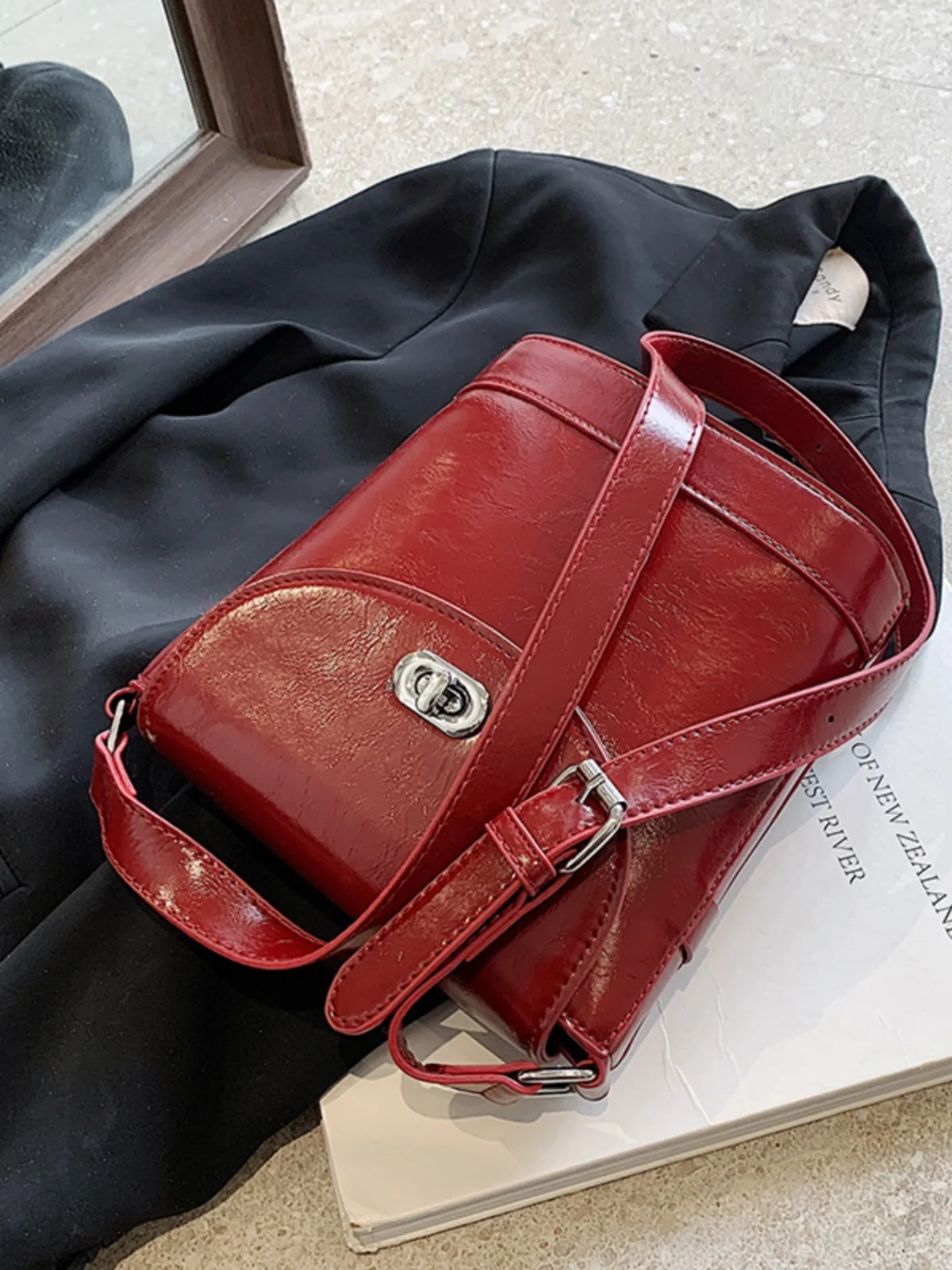 High-end Texture Red Oil PU Leather Bag For Women 2024 New Popular Crossbody Bag Shoulder Armpit Bucket Bag