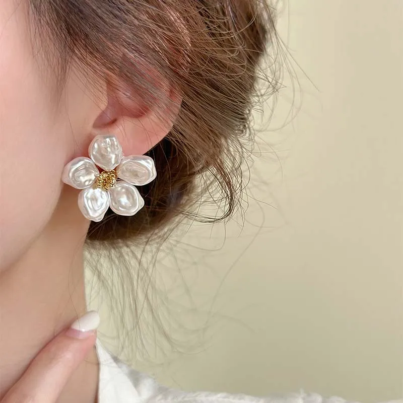 Korean White Imitation Pearl Flower Stud Earrings Earrings For Wmen Elegant Sweet Crystal Petal Earrings Wedding Jewelry Gift