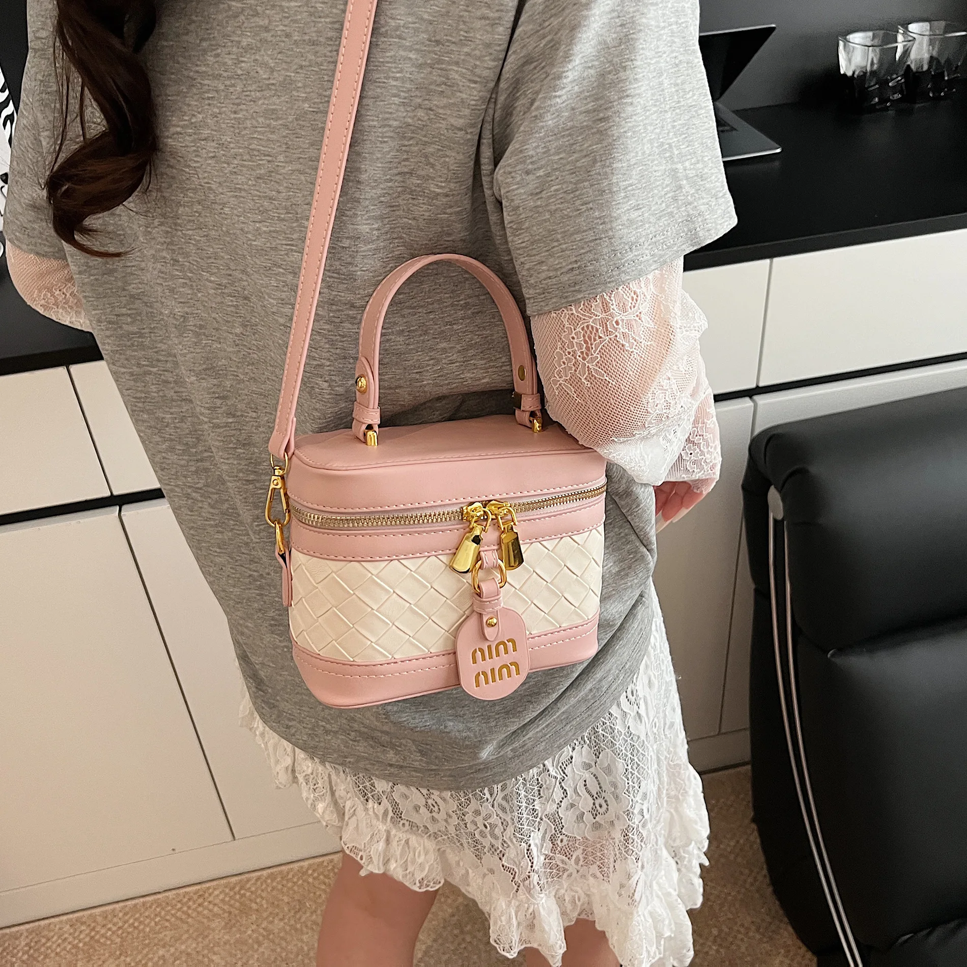 

2025 New Style Small Square Shoulder Bag Plaid Stylish Versatile Casual Everyday Chic Design Women's Fashion Single-Shoulder Pu