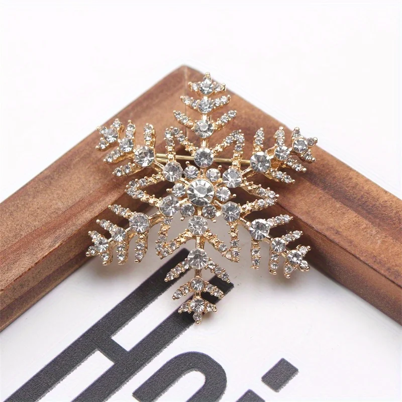 Stylish Christmas Snowflake Brooch Personality Temperament Corsage Anti-slip Pin Rhinestone Collar Pin Suit Shirt Accessories