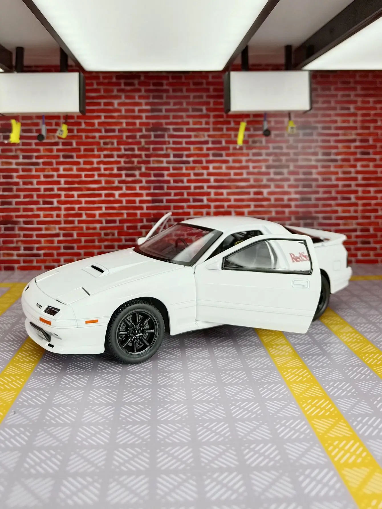 

1:24 RX-7 alloy car model ornaments acousto-optic shock-proof toy car door hood trunk can turn on the birthday gift