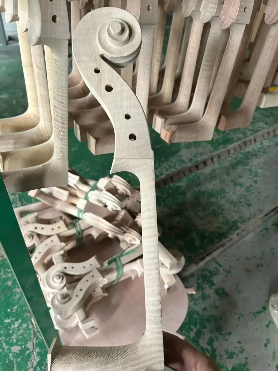 Cabeza de violonchelo de arce flameado, cabeza de violonchelo 4/4, tallada a mano, alta calidad, componente de mástil de violonchelo blanco