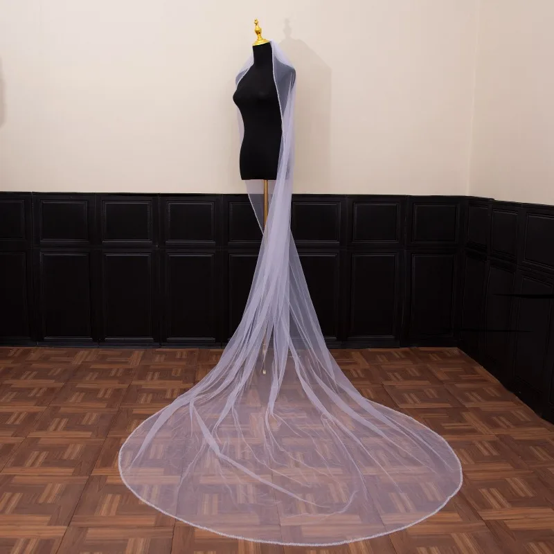 فستان زفاف راقي مطرز يدويًا وإكسسوارات شعر الزفاف وحجاب الزفاف