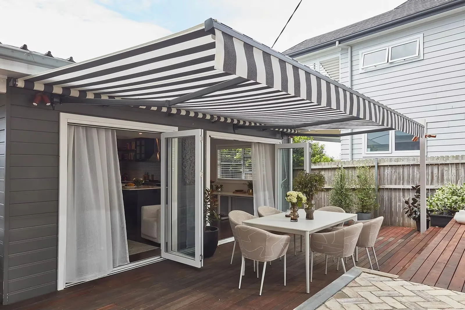 High Quality Custom Retractable Aluminum Alloy Electric Awning Waterproof Commercial Terrace Garden Full Box Curved Arm Window