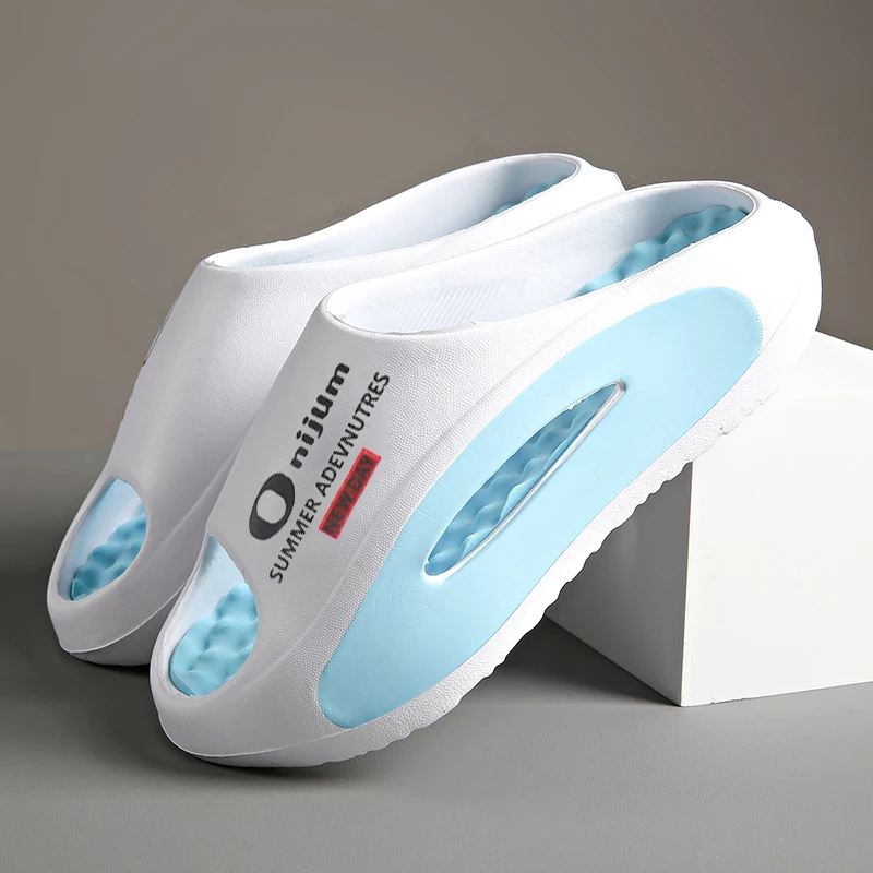 

Новые мужские тапочки на толстой подошве.