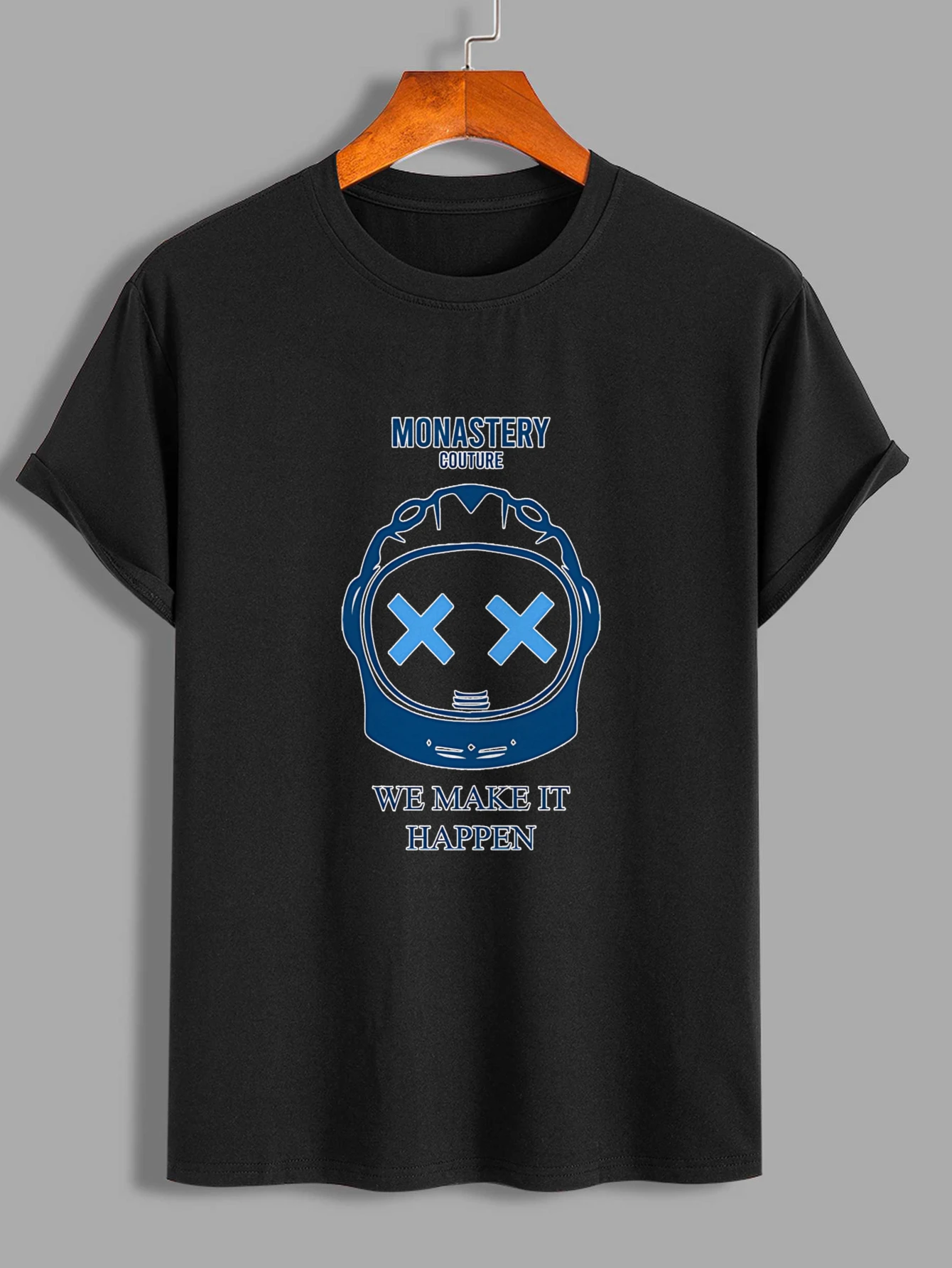 تي شيرت مطبوع عليه خوذة رائد الفضاء من Monastery Couture بتصميم عصري يظهر النمط الشخصي #4