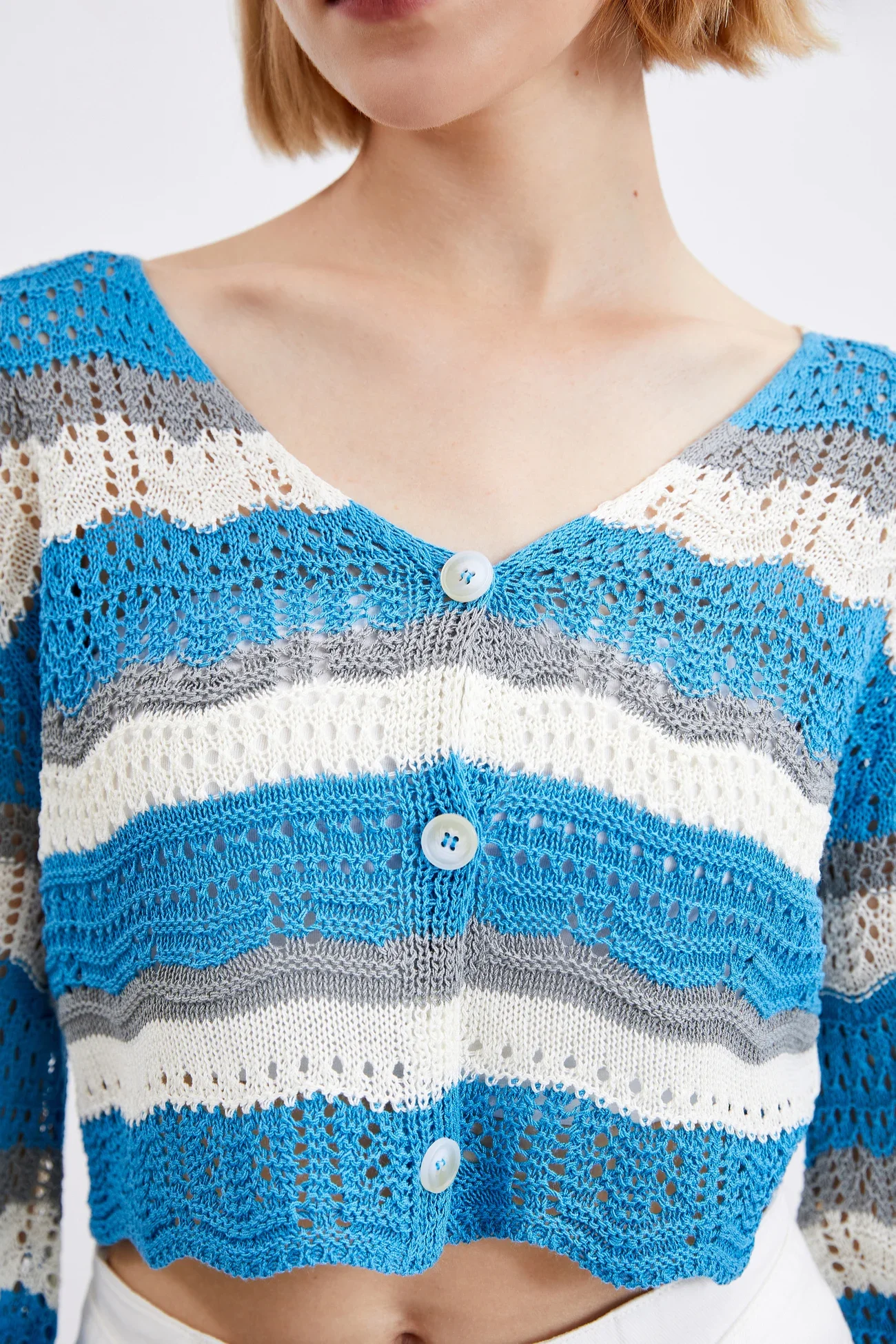 زي أثيري 2025 صيفي نمط جديد للسيدات معطف محبوك رقيق مجوف لطيف ورقيق