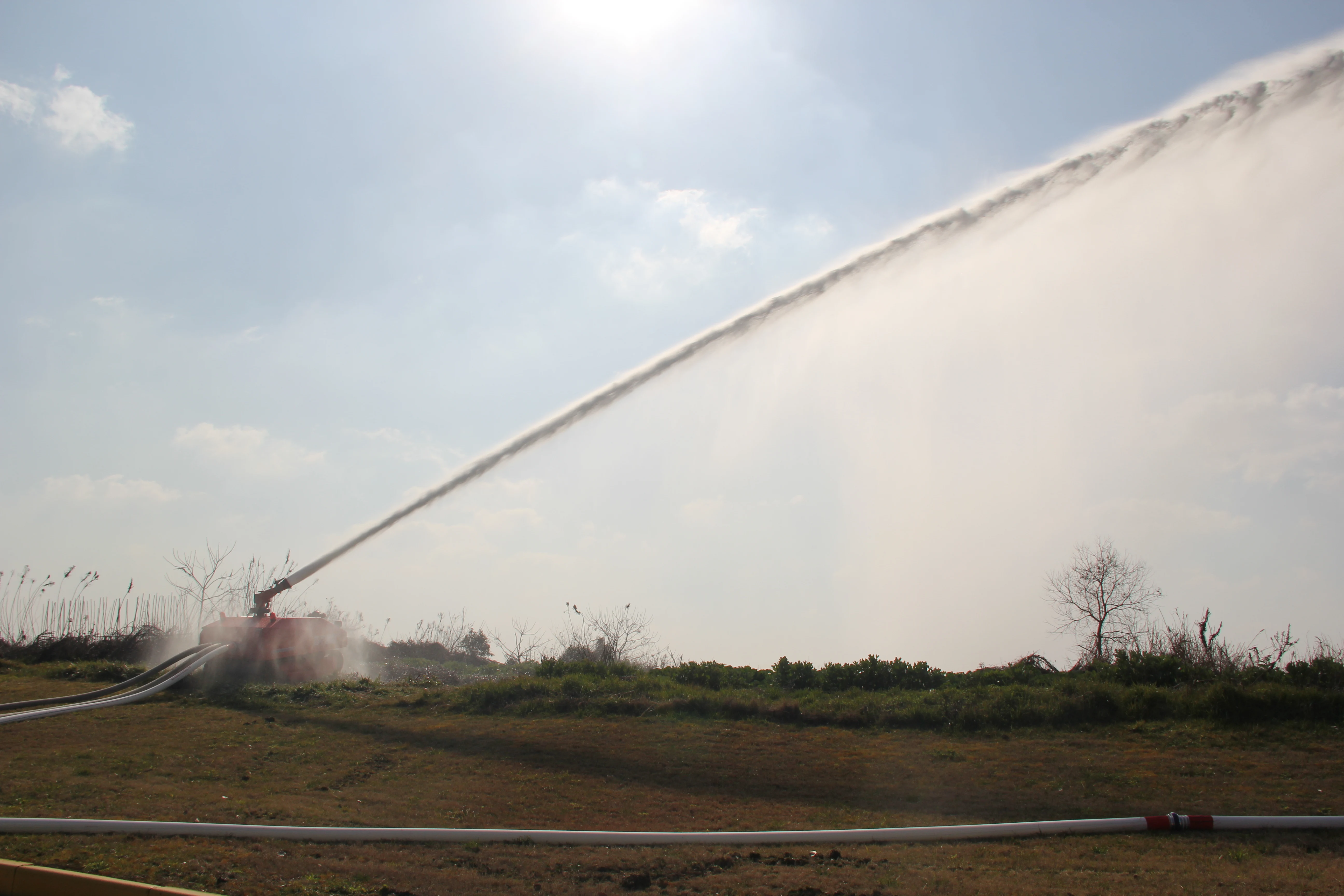 Robot pompier de type Inoler avec eau, extincteur, lutte contre l'incendie