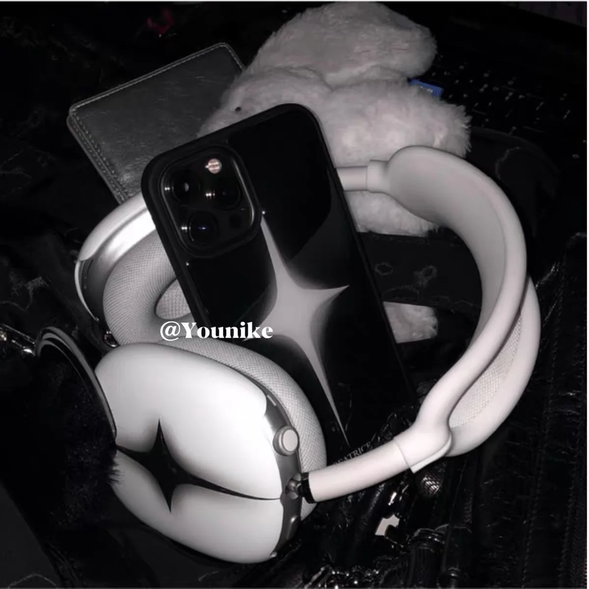 Designer geometric print personalized earphone case, suitable for AirPods Max.