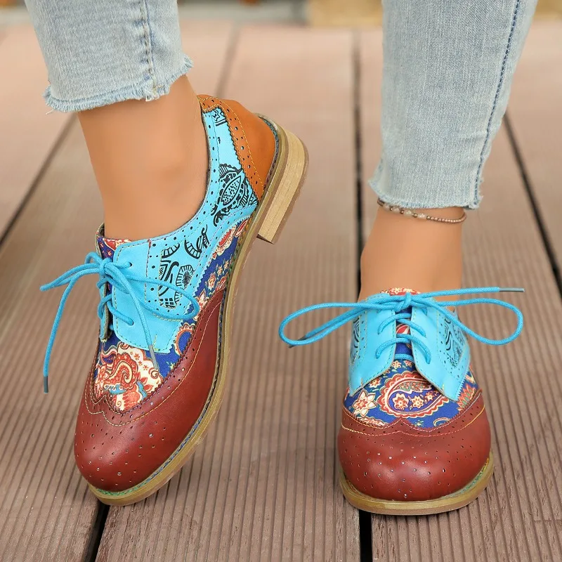 秋の新作ブリティッシュスタイル彫刻レースアップフラットシングルシューズレディースカラーブロックラウンドトゥカジュアルスモールレザーシューズ