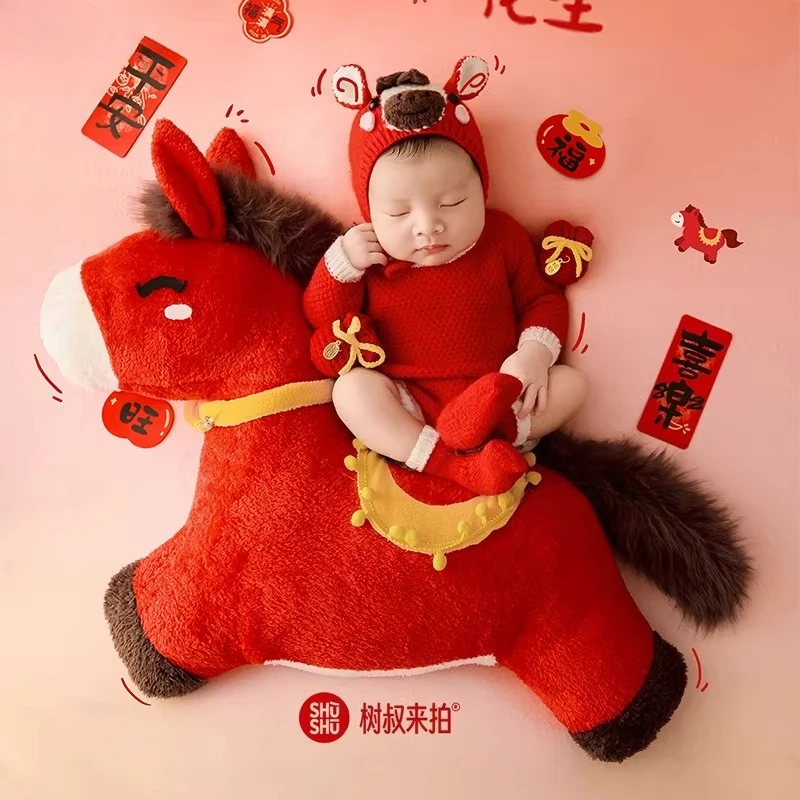 Alat Peraga Fotografi Bayi Baru Lahir Merah 2026 Set Tema Tahun Baru Imlek Kuda Pakaian Boneka Kuda untuk Pose Latar Belakang untuk Pemotretan Fotografi