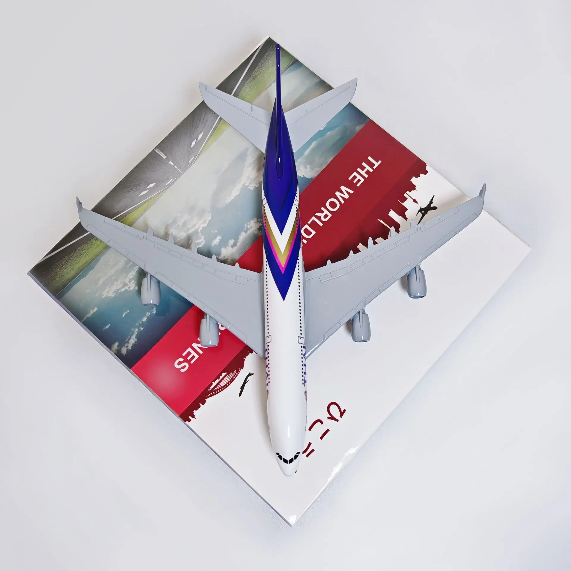 20 سنتيمتر طائرة نموذجية غرفة المعيشة الديكور تايلاند الهواء 380 ايرباص الخطوط الجوية A380 طائرة الخطوط الجوية لطائرة نموذجية مع عجلات