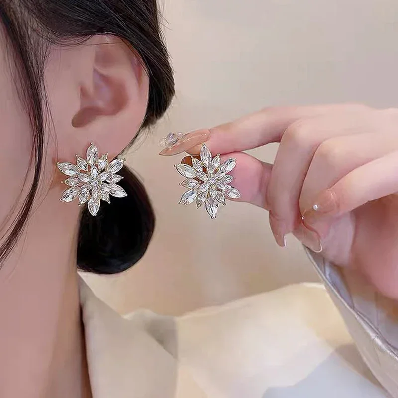 Exquisite Sparkling Crystal Snowflake Stud Earrings for Women Girls Temperament Flowers Rhinestone Earring Fashion Jewelry