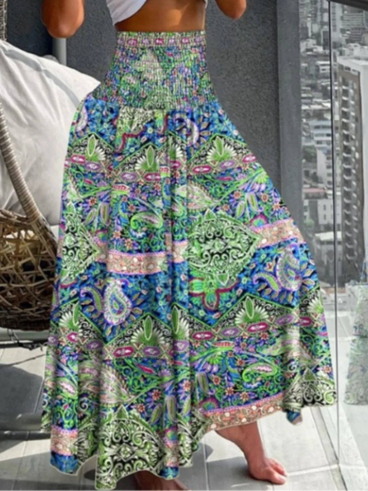 Saia midi fena estilo boêmio, elástica, cintura alta, evasê, com estampa floral, moderna, para praia e férias, em poliéster.