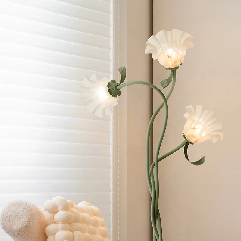 

Cream wind floor lamp Living room sofa Internet celebrity retro French pastoral bedroom atmosphere flower lamp