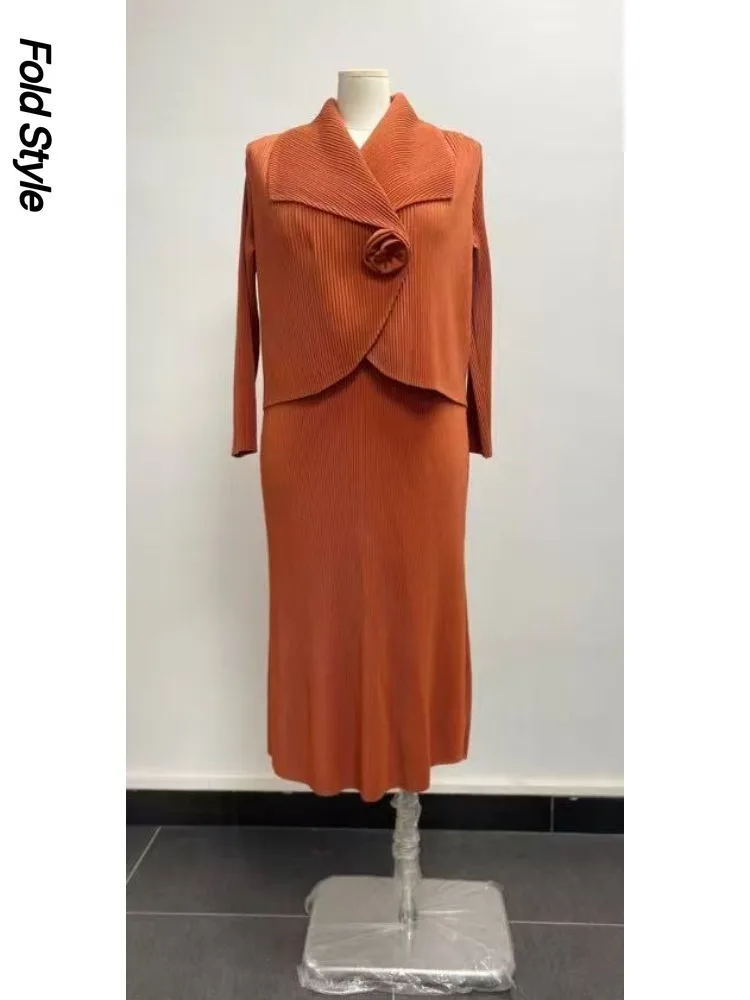 

Новинка осени 2025 года, короткая куртка с плиссированной талией Miyake и тонкими лацканами + свободное французское платье, комплект из двух предметов для женщин