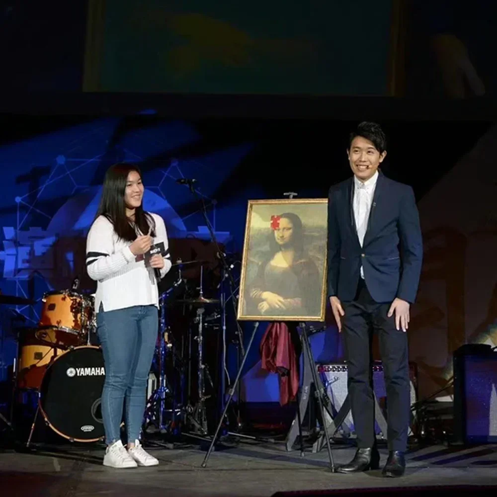 

Mona Lisa 2 by Sagiv Levy Magic Tricks Smile Puzzle Photo Frame Magician Stage Gimmicks Props Comedy Mentalism Deluxe Card Magia
