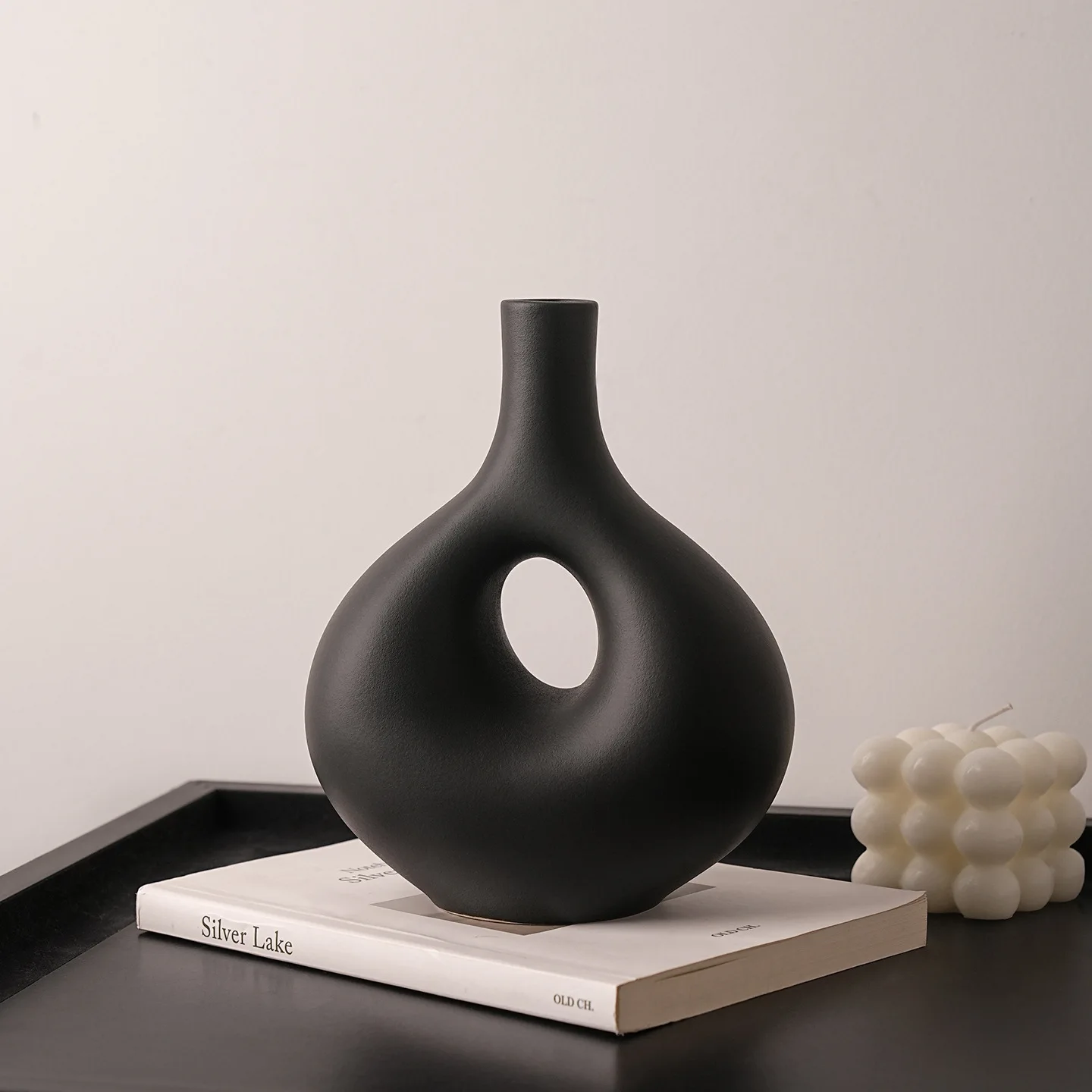 Jingdezhen Creative Ceramic Circle Vase Set: Minimalist Home Decor,Floral Arrangements,and Exquisite Openwork Ornaments