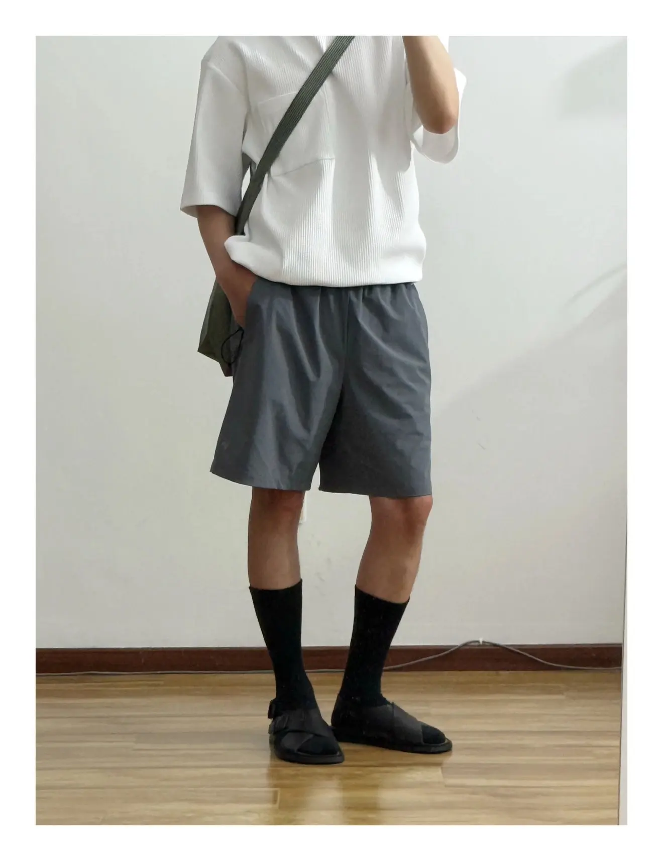 

Quick Dry Lightweight Elastic Men's Shorts GDW Waterproof Breathable Comfortable Polyester Fiber mid Waist Summer Shorts