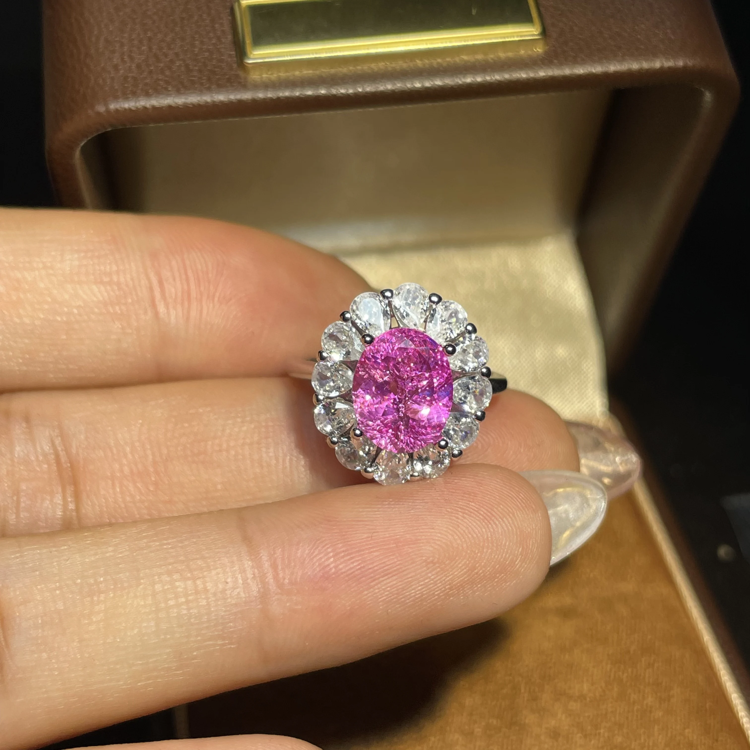 Oval-shaped single 6Ct blue sapphire set with diamonds, shining for a banquet party, wedding jewelry. 8*10mm 4