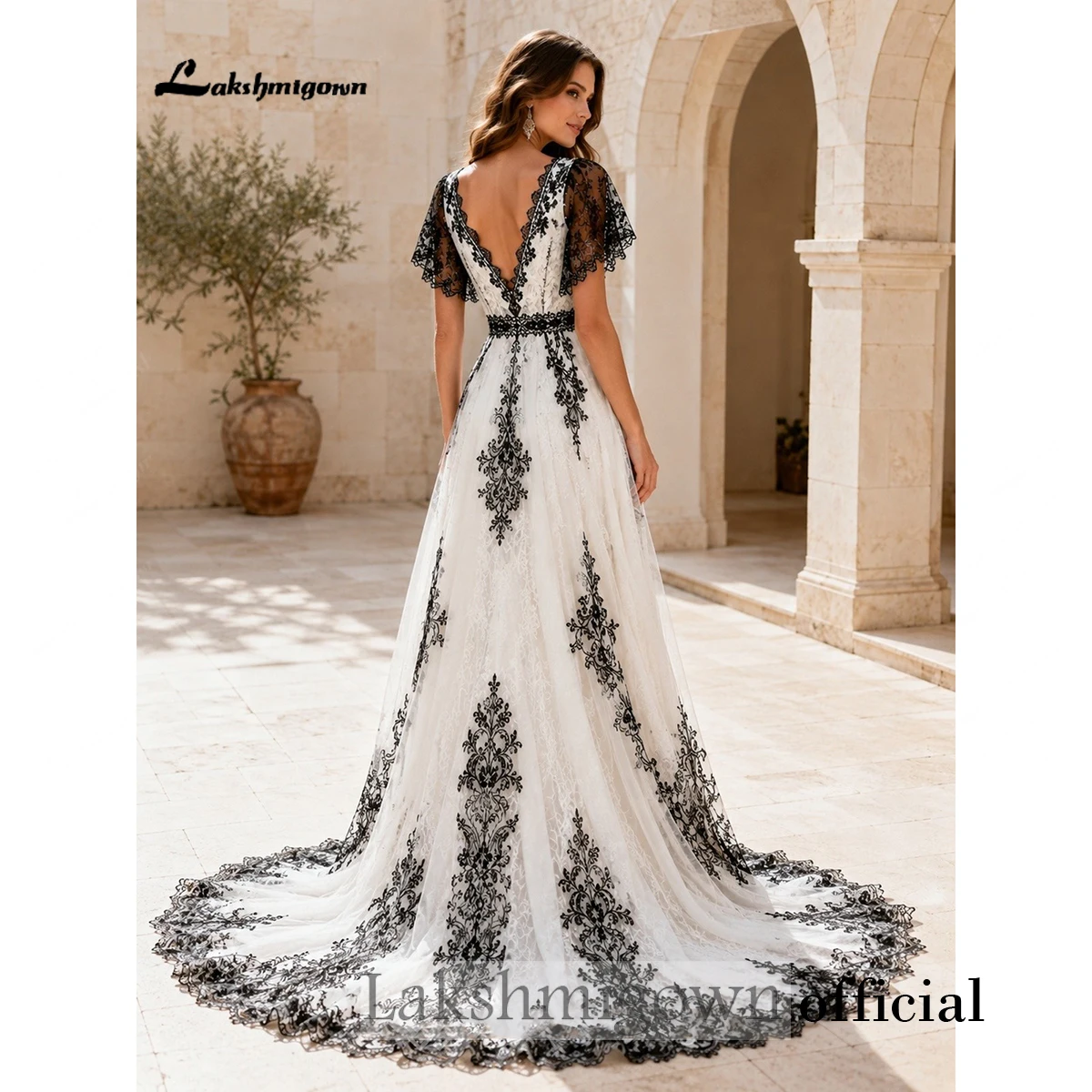 Lakshmigown Gothic Schwarzes Spitzen-Brautkleid mit V-Ausschnitt, kurzen Flatterärmeln, A-Linie, rückenfrei, Kapellenschleppe, maßgeschneidert. – Detail 6