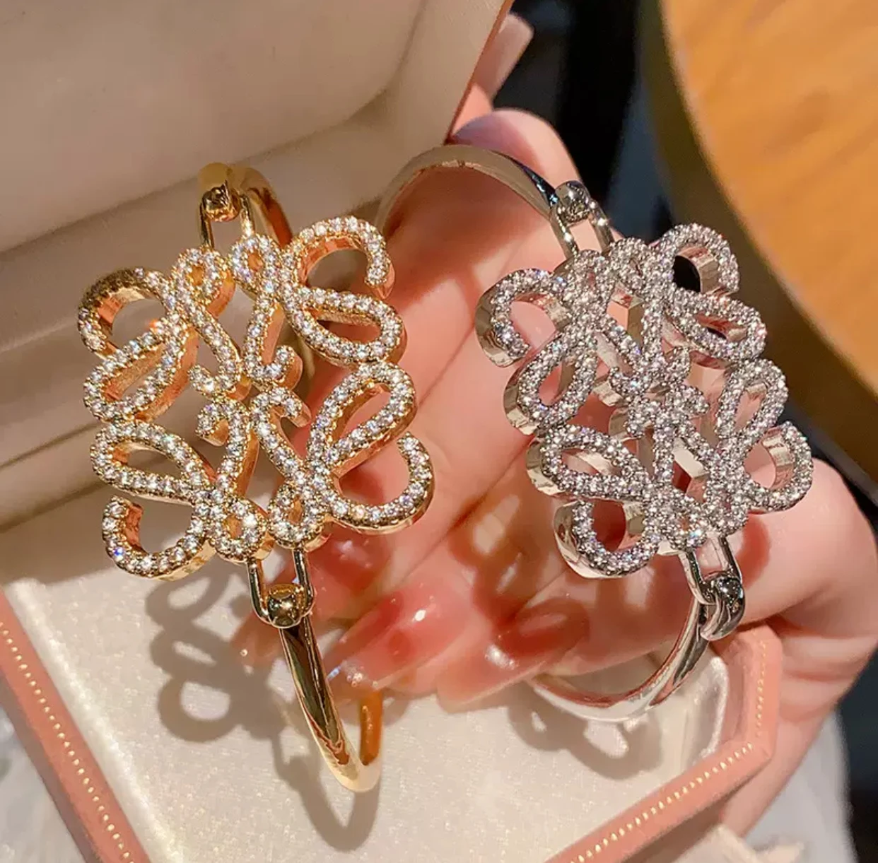 

Luxury design sense bracelet, hollow earrings, women's retro, high-end sense bracelet, wristband, eco-friendly copper accessorie