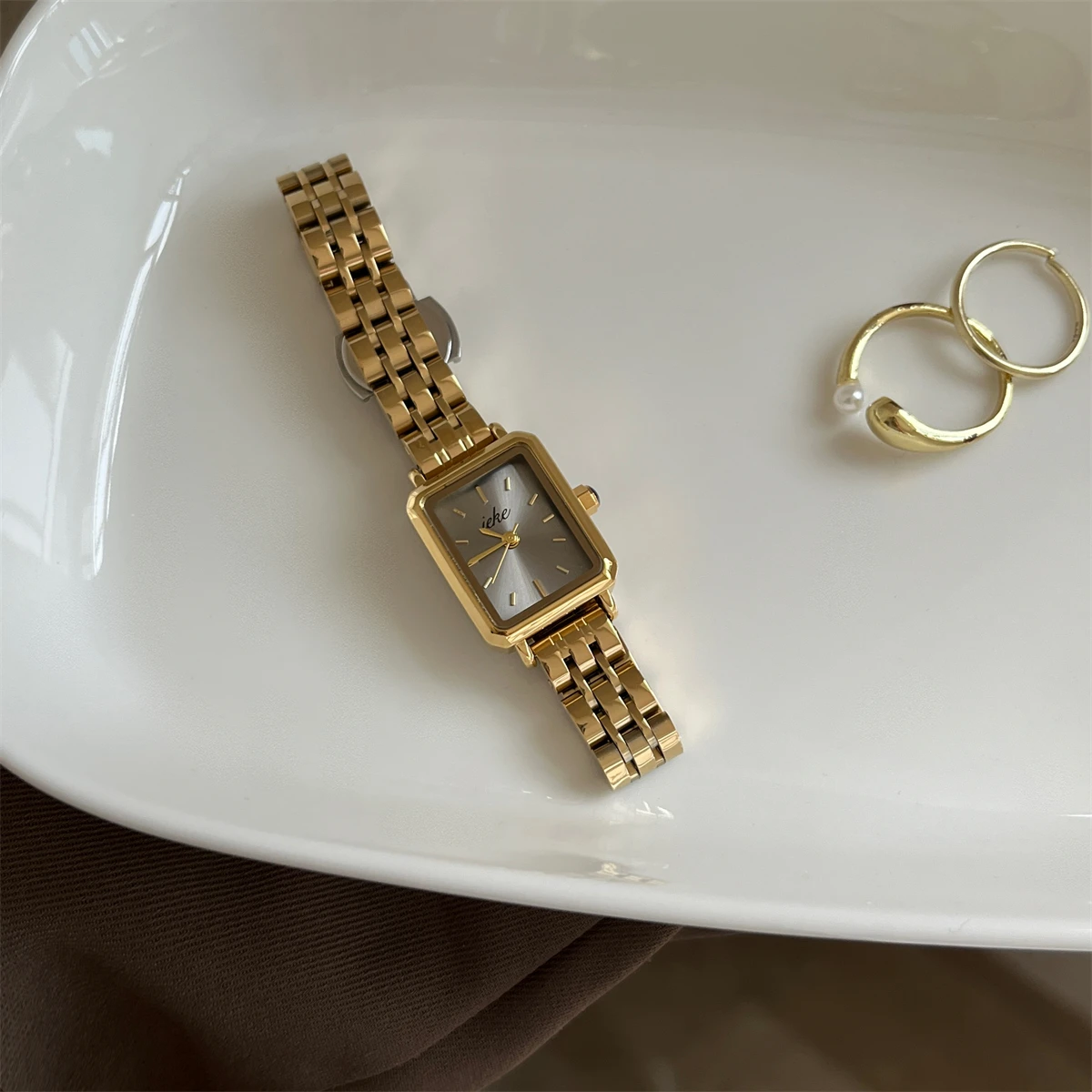 Korean-Style Light Luxury Fashion Exquisite Square Watch For Women, High-End Feel, Simple And Versatile Retro Quartz Watch