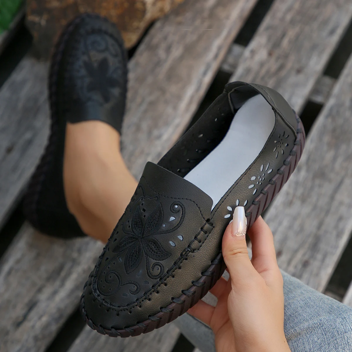 Women's PU Leather Flats Shoes Breathable Hollow Out Moccasins Loafers Women Casual Slip-on Ladies Sneakers Shoes Plus Size 43