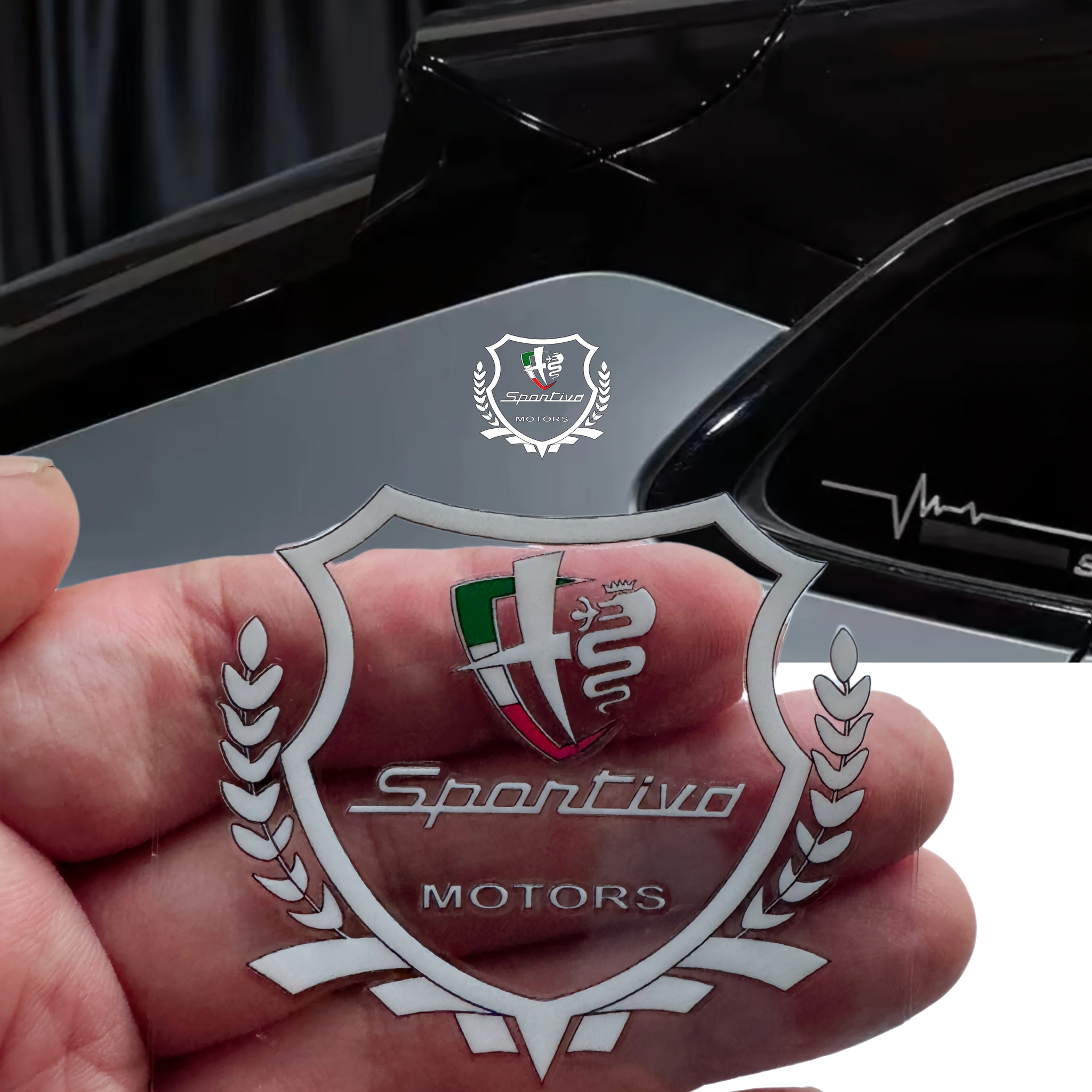 

Эмблема Sportiva Motors: Корона из лавровых листьев и логотип Sportiva для автомобиля - ПВХ-значок с итальянским флагом