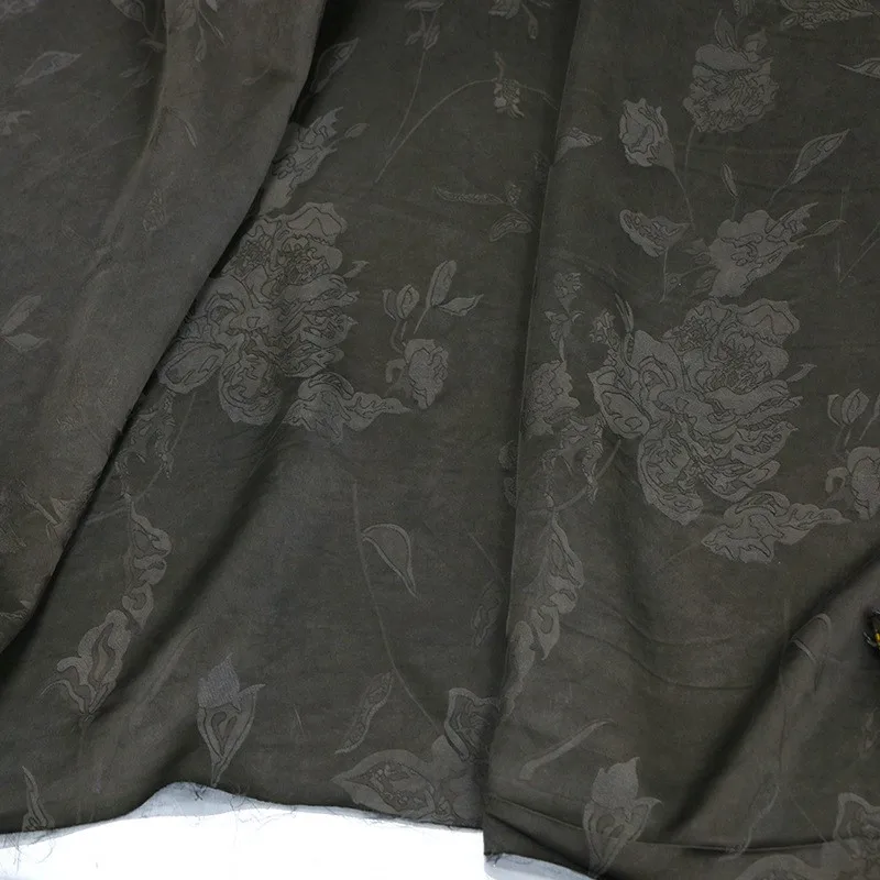 

This traditional plant mud-dyed oak silk jacquard fabric features a simple elegant and artistic style creating new Chinese-style