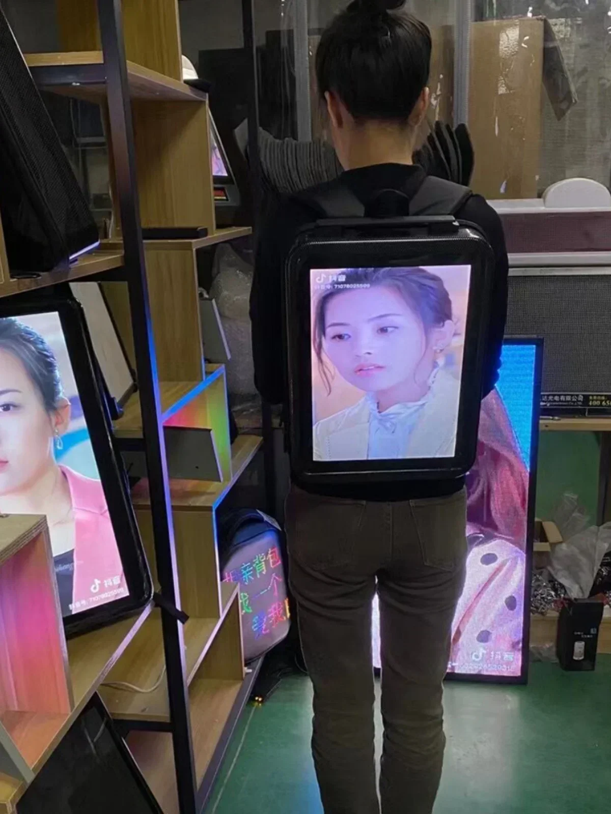 Full LCD backpack light box 15.4 inch LCD advertising machine can play video pictures outdoor promotion artifact.