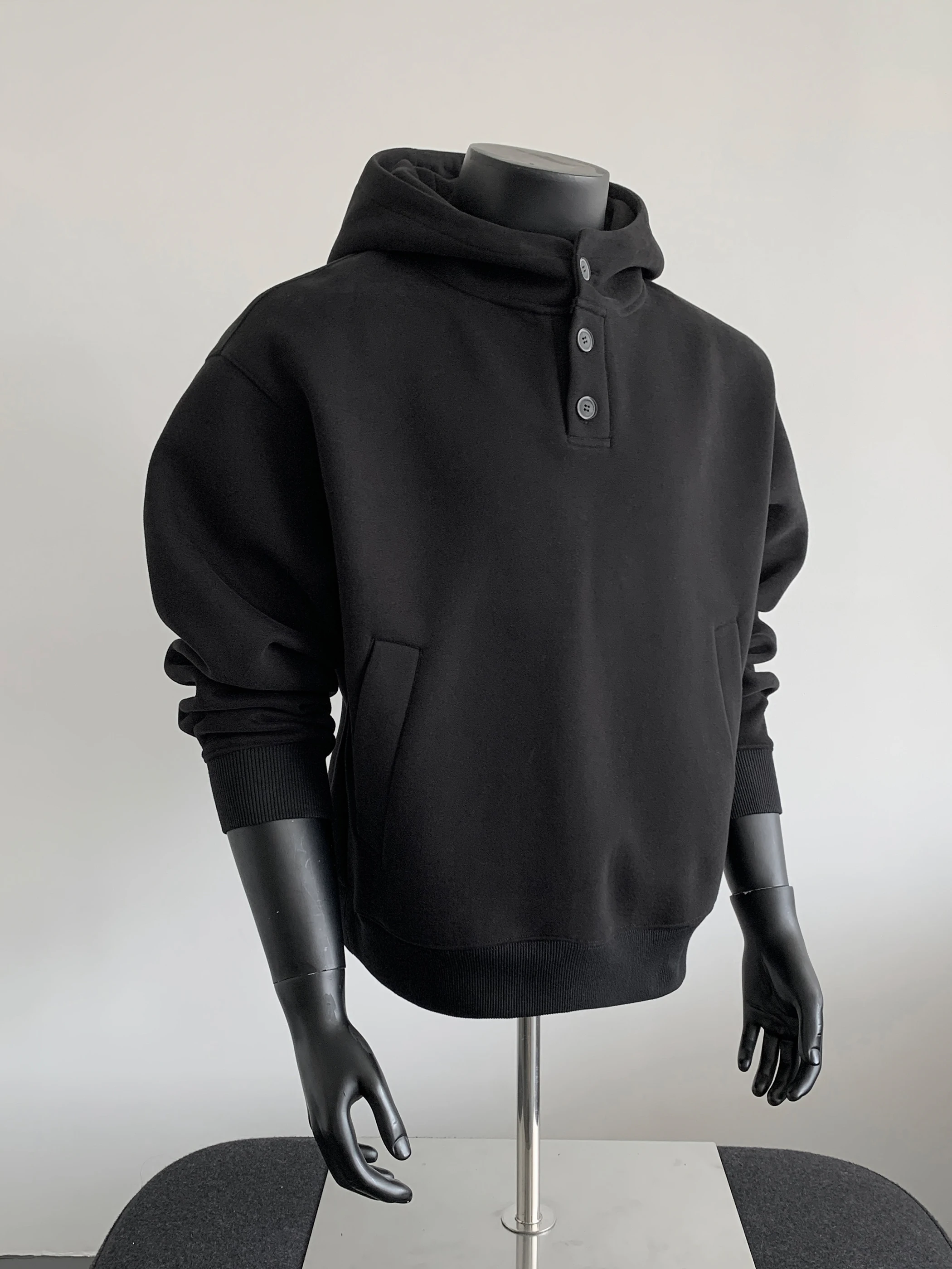 ヘビーウェイト400Gメンズフーディ、ボックスシルエットのアメリカンスタイル、綿とポリエステルの混紡、ロングスリーブ、ヘンリーカラー付きスウェットシャツ