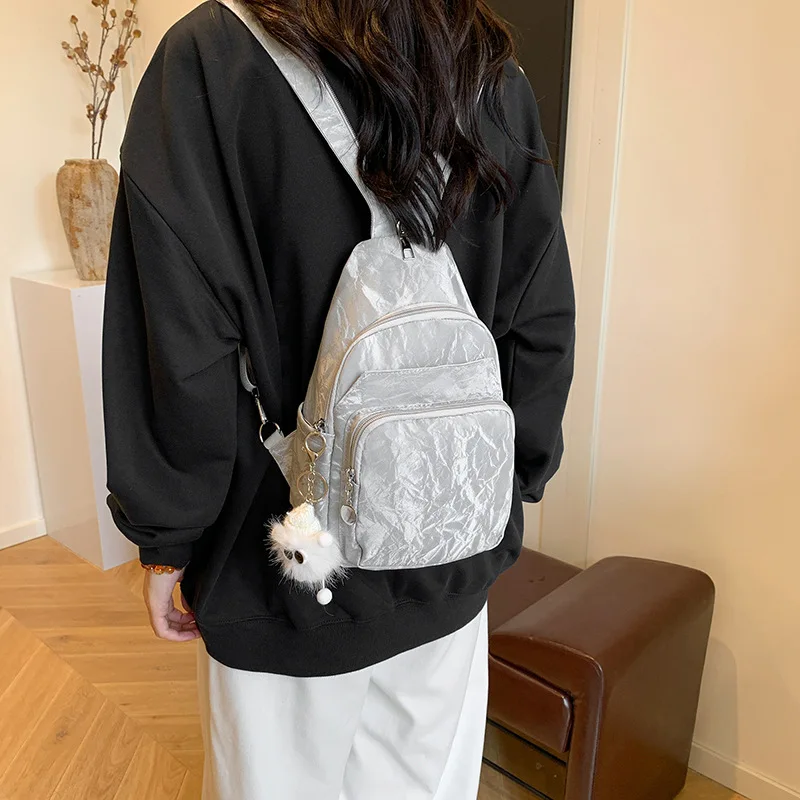 حقيبة ظهر جديدة خفيفة الوزن وصغيرة لعام 2025، حقيبة ساعي عصرية ومتعددة الاستخدامات، حقيبة صدر ركوب الخيل النسائية الشهيرة