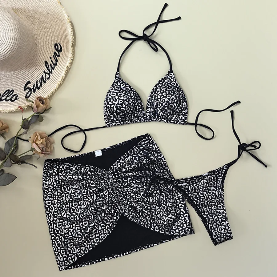 

Купальник с леопардовым принтом, мини-юбка, накидка, комплект бикини с треугольными чашечками на бретельках, 3 предмета, сексуальный купальник для женщин, микро-бикини, стринги