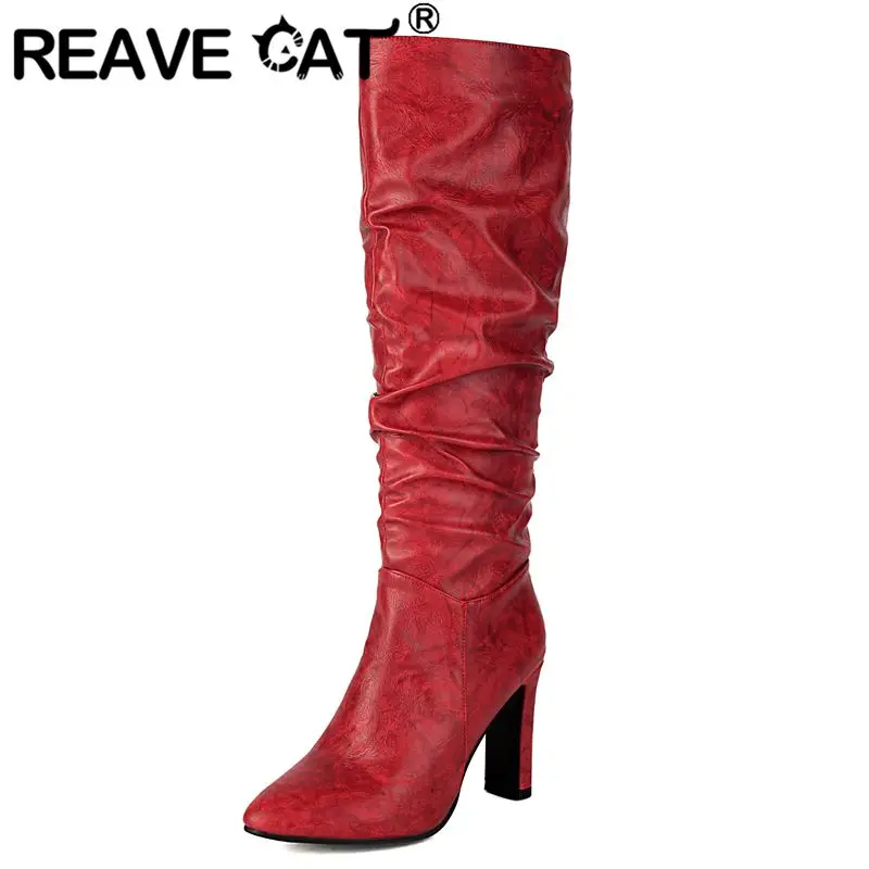 

REAVE CAT 2025 пикантные женские сапоги до колена с острым носком на массивном каблуке 8,5 см на молнии, большой размер 43 44 45, модная вечеринка для свиданий Bota