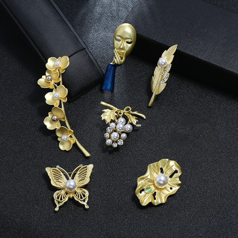 Creative Gold Color Flower Mask Butterfly Sample Design Brooches Pins For Women Elegant Vintage Sweater Dress Jewelry Corsage