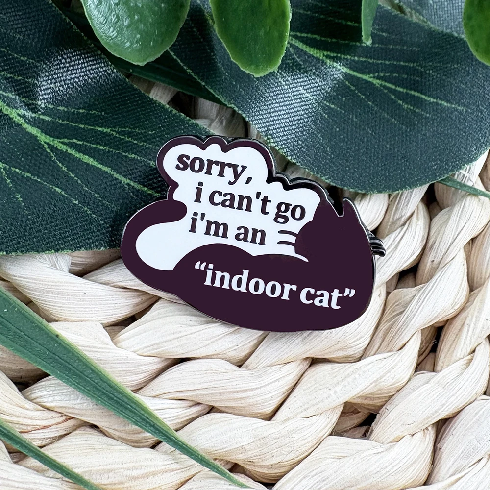 Lustige Katzen-Emaille-Pin „Tut mir leid, ich kann nicht gehen, ich bin eine Hauskatze“ Brosche Introvertierter Sozialangst-Abzeichen Schwarze Katze Schmuck Geschenk für Freunde – Detail 1